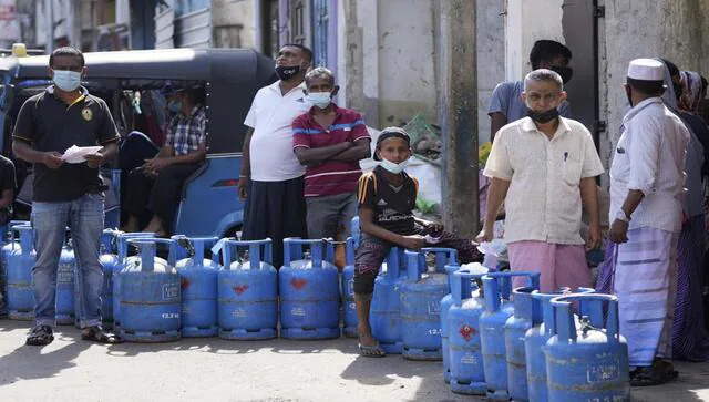 Sri Lankans waiting in a queue to refill their cooking gas cylinders in Colombo